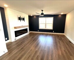 64 W High St in Clarksville, TN - Building Photo