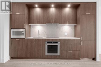 259 The Kingsway in Toronto, ON - Building Photo - Building Photo