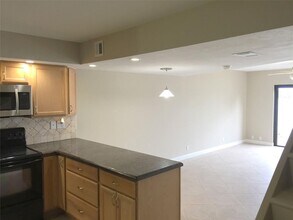 1100 Crystal Lake Dr in Virginia Beach, VA - Building Photo - Building Photo
