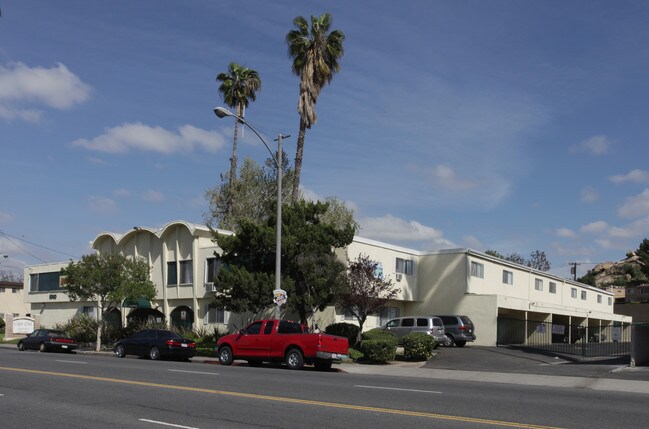 Cape Cod Apartments in Riverside, CA - Foto de edificio - Building Photo