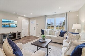 6644 Red Oak Wy in Stone Mountain, GA - Foto de edificio - Building Photo