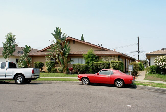 1036 N Shattuck Pl in Orange, CA - Building Photo - Building Photo