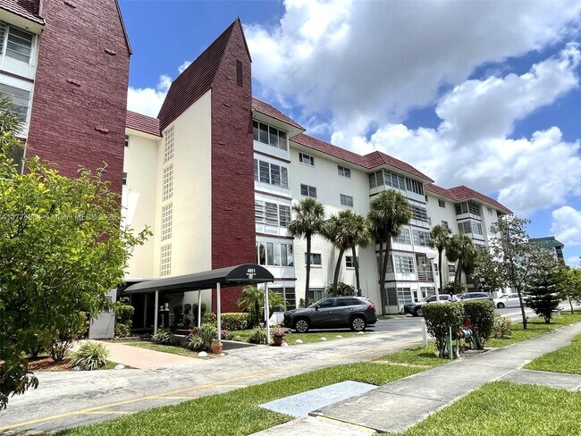 4851 NW 21st St in Lauderhill, FL - Building Photo - Building Photo
