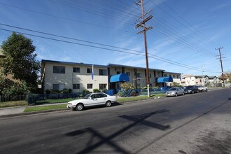 7253-7257 Variel Ave in Canoga Park, CA - Building Photo - Building Photo
