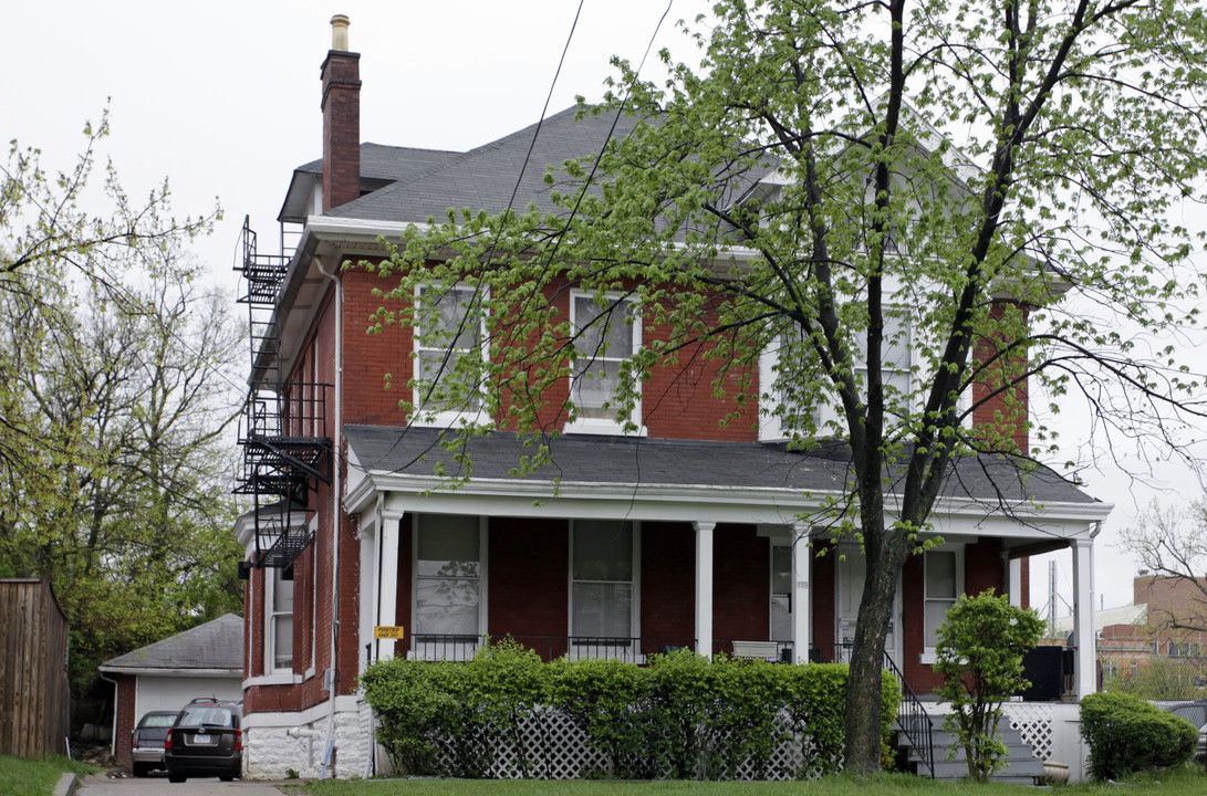 225 Erkenbrecher Ave in Avondale, OH - Building Photo