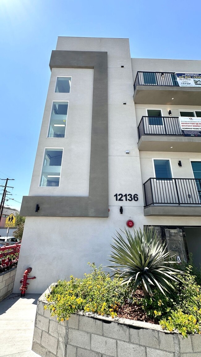 12136 Vanowen St in Los Angeles, CA - Building Photo - Building Photo