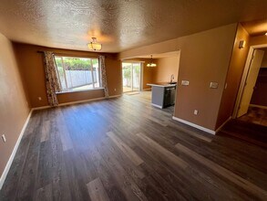 943 Glengrove Ave in Central Point, OR - Building Photo - Building Photo