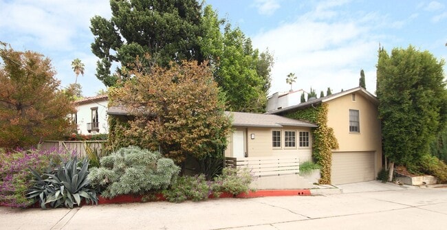 2320 Cheremoya Ave in Los Angeles, CA - Building Photo - Building Photo