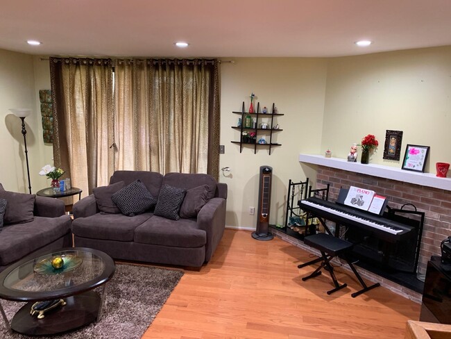 451 Dunlin Plaza in Secaucus, NJ - Building Photo - Building Photo