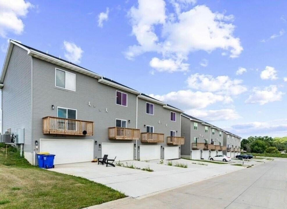 314 Sycamore Dr in West Branch, IA - Building Photo