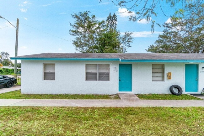 4915 Gulfstream Rd in Lake Worth, FL - Building Photo - Building Photo