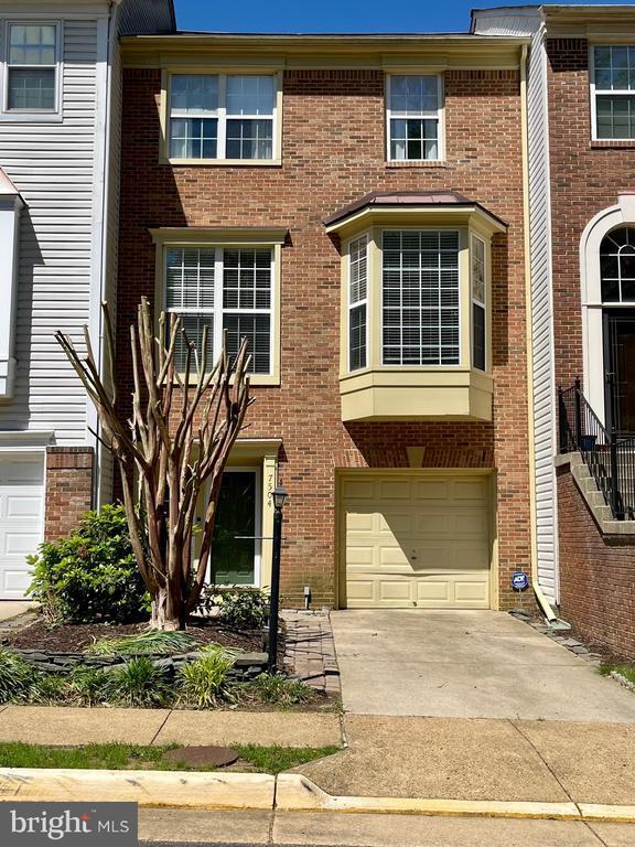property at 7504 Lamoyne Ct