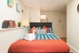 43 Bay State Rd, Unit 2R in Boston, MA - Building Photo