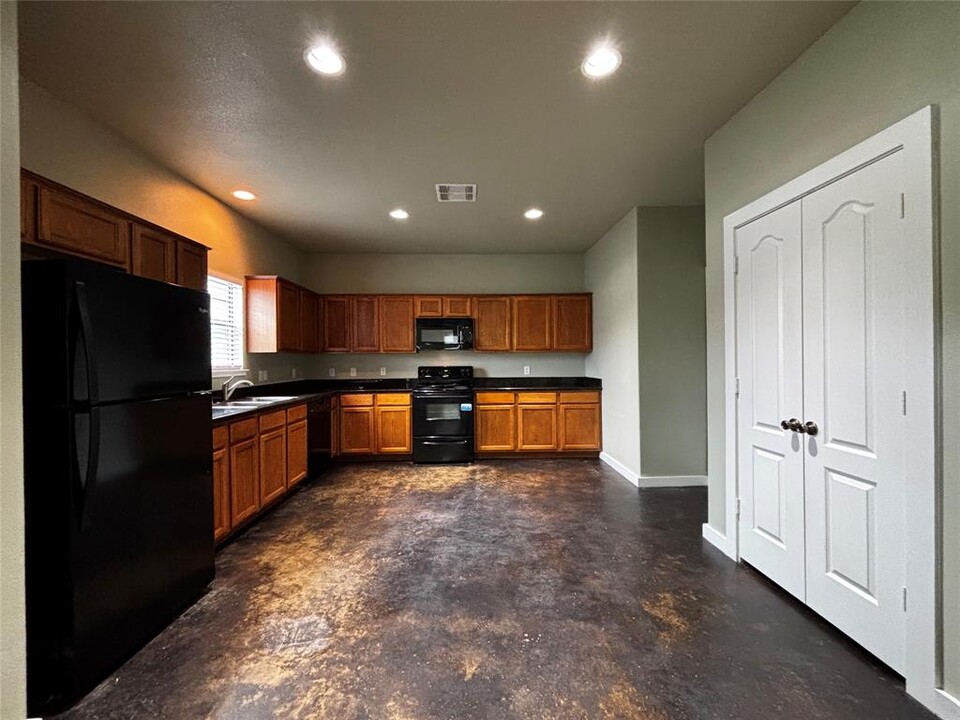 3130 Molly Dr in Huntsville, TX - Building Photo