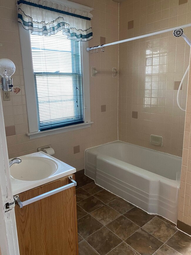 135 Folger St, Unit Lower in Buffalo, NY - Building Photo - Building Photo