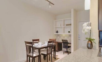 2121 Ella Blvd in Houston, TX - Building Photo - Building Photo