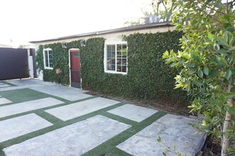 14820 Devonshire St in Mission Hills, CA - Foto de edificio - Building Photo