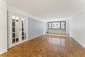 420 E 64th St in New York, NY - Building Photo - Building Photo