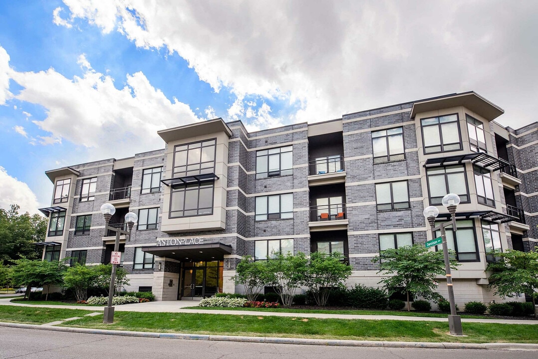 Aston Place in Columbus, OH - Foto de edificio