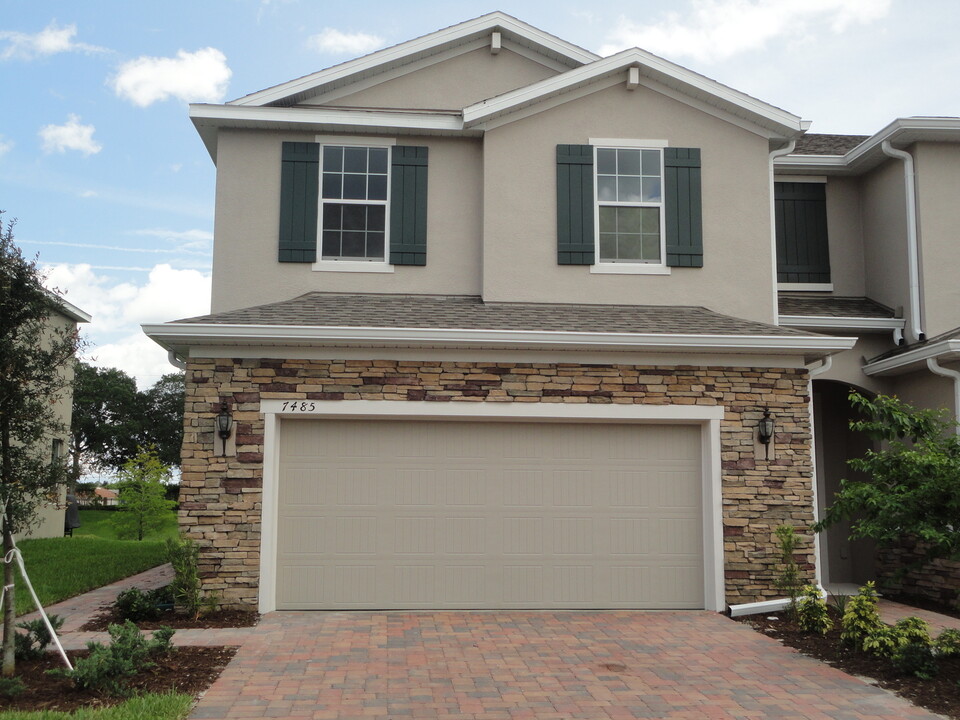 7485 Aloma Pines Ct in Winter Park, FL - Foto de edificio