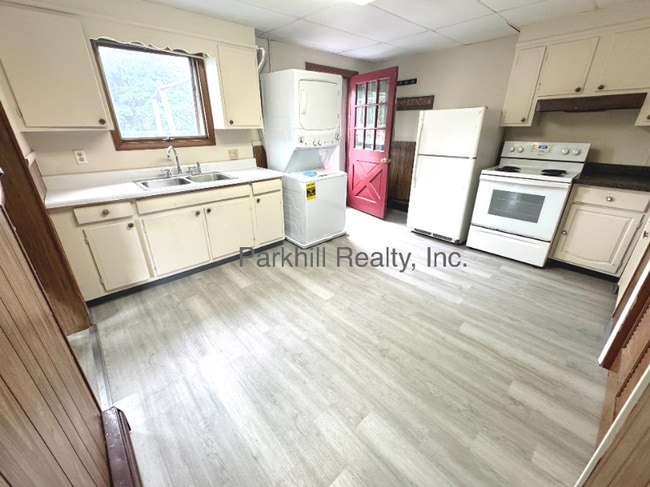 2462 N Delaware Dr in Mount Bethel, PA - Building Photo - Building Photo