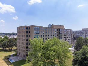 Mackenzie Square in Richmond Hill, ON - Building Photo - Building Photo