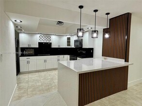 8561 Claridge Dr in Miramar, FL - Foto de edificio - Building Photo