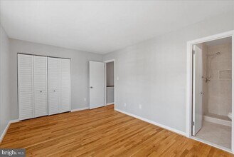 2146 Golf Course Dr in Reston, VA - Building Photo - Building Photo