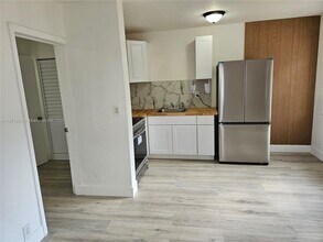 118 NW 8th Ave in Dania Beach, FL - Foto de edificio - Building Photo