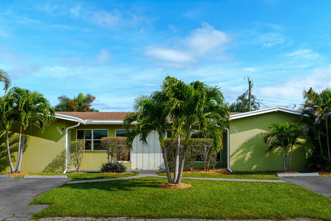 704 NE 23rd Ave in Pompano Beach, FL - Foto de edificio - Building Photo