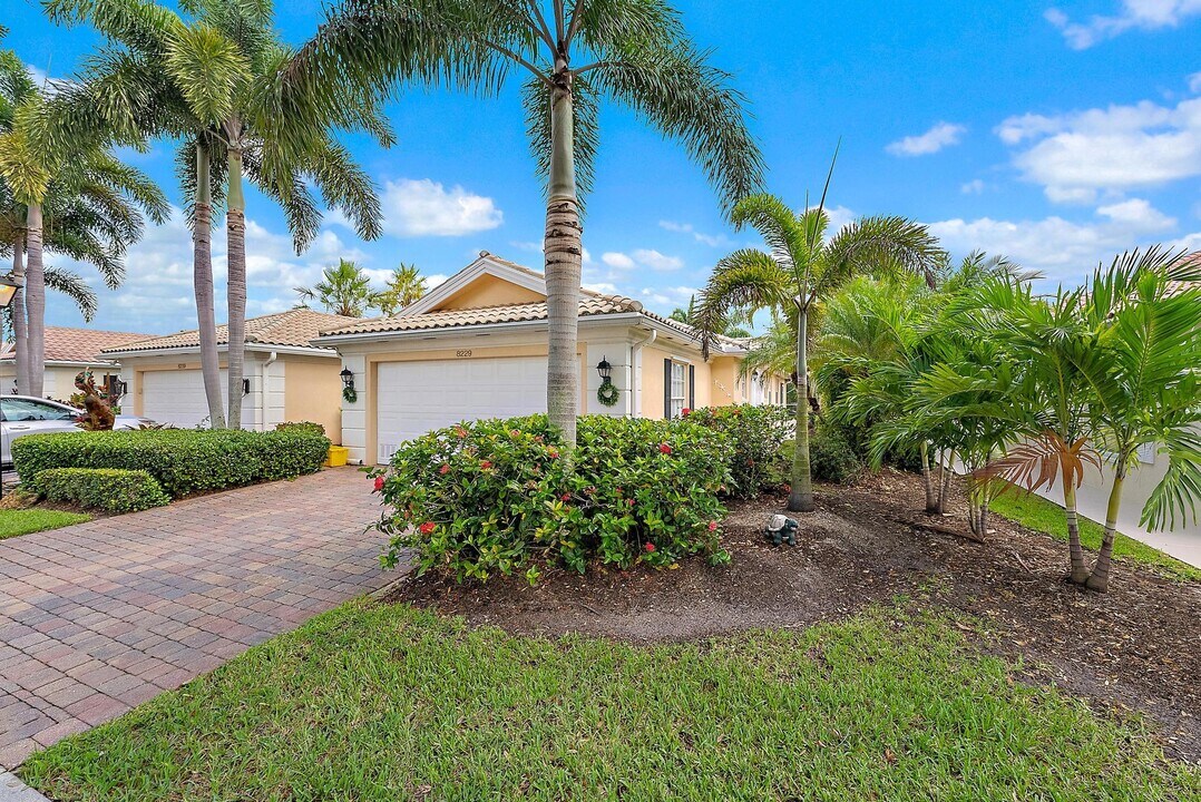 8229 St Johns Ct in Wellington, FL - Building Photo