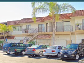 560 Greenbrier Dr, Unit 209 in Oceanside, CA - Building Photo