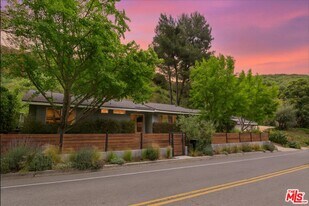 3520 Mandeville Canyon Rd in Los Angeles, CA - Building Photo