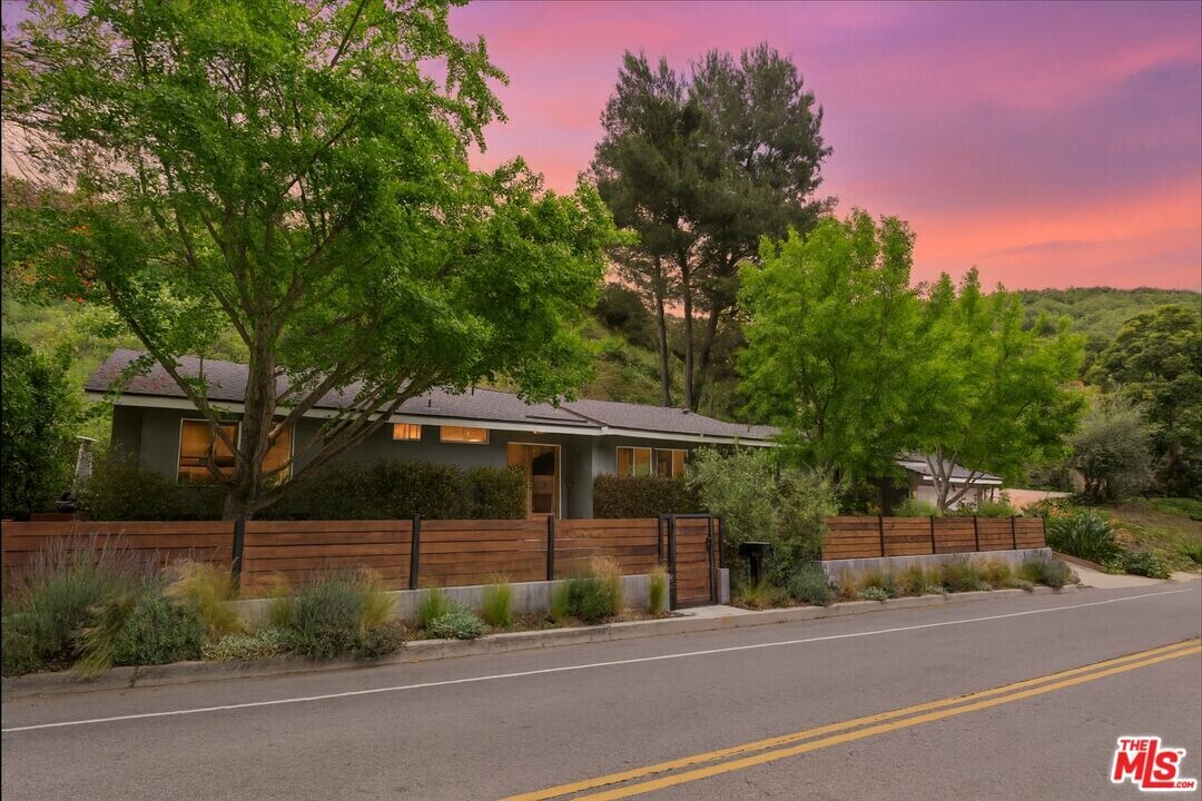 3520 Mandeville Canyon Rd in Los Angeles, CA - Building Photo