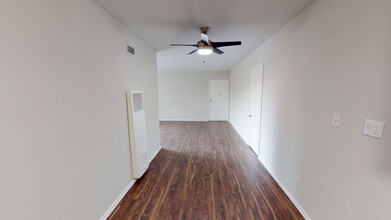 Grammercy Place in Los Angeles, CA - Building Photo - Interior Photo