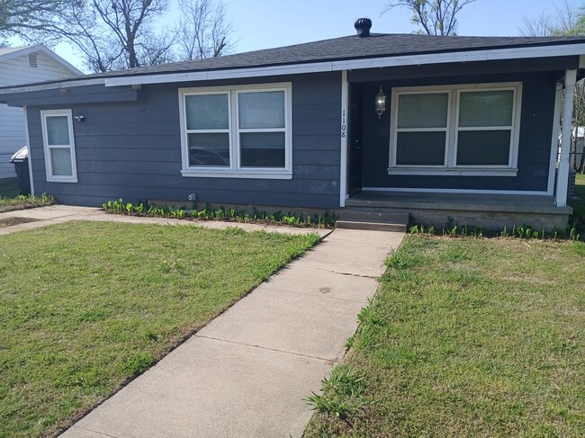 1108 Poindexter Ave in Cleburne, TX - Building Photo - Building Photo