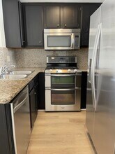 10740 Lawler St, Unit 10 in Los Angeles, CA - Foto de edificio - Building Photo