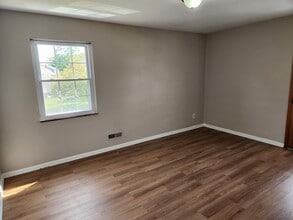 7717 Kenton Ave, Unit Up in Parma, OH - Foto de edificio - Building Photo