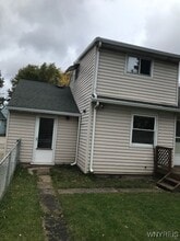 17 Starcrest Dr in Cheektowaga, NY - Building Photo - Building Photo