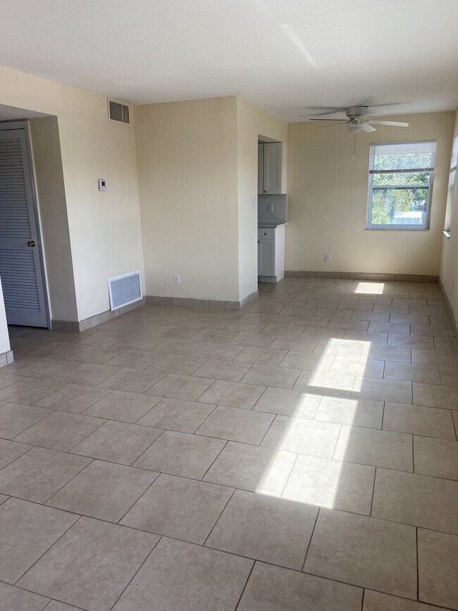 Midway Court Apartments in Clearwater, FL - Building Photo - Building Photo
