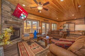 1122 Greenbriar Village Ln in Gatlinburg, TN - Building Photo - Building Photo