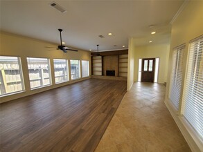 15815 Crestbrook Dr in Houston, TX - Building Photo - Building Photo