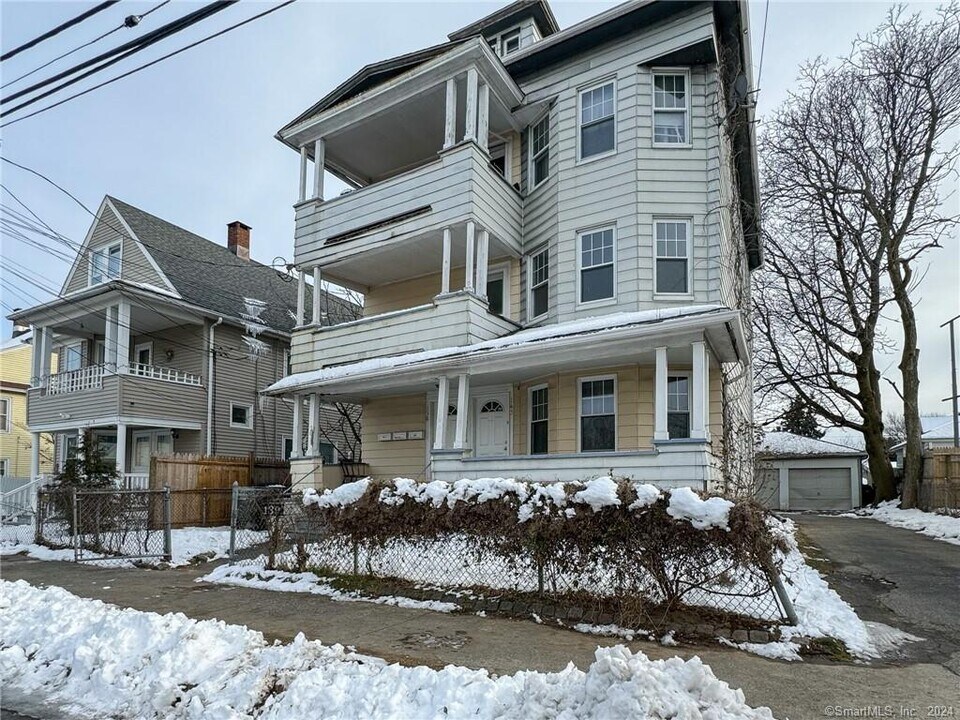 141 Hansen Ave, Unit 2nd fl in Bridgeport, CT - Building Photo
