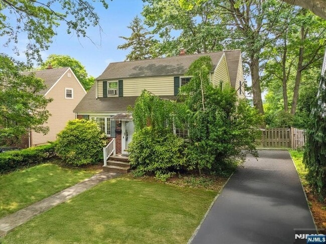 692 John St in Teaneck, NJ - Building Photo - Building Photo