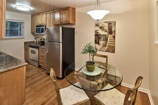 453 Rengstorff Ave, Unit 2Rm1Ba in Mountain View, CA - Building Photo