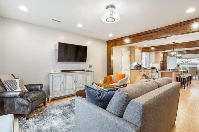 5241 33rd Ave S, Unit SI ID1035900P in Seattle, WA - Building Photo - Building Photo