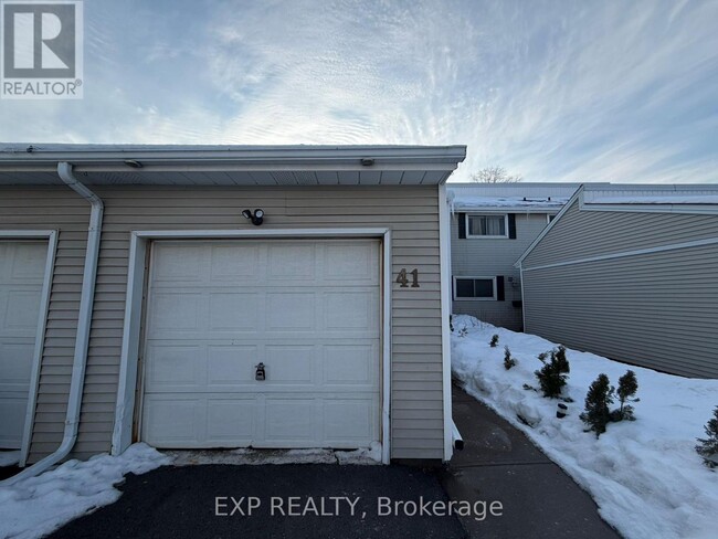 7001 Casey St in Niagara Falls, ON - Building Photo - Building Photo