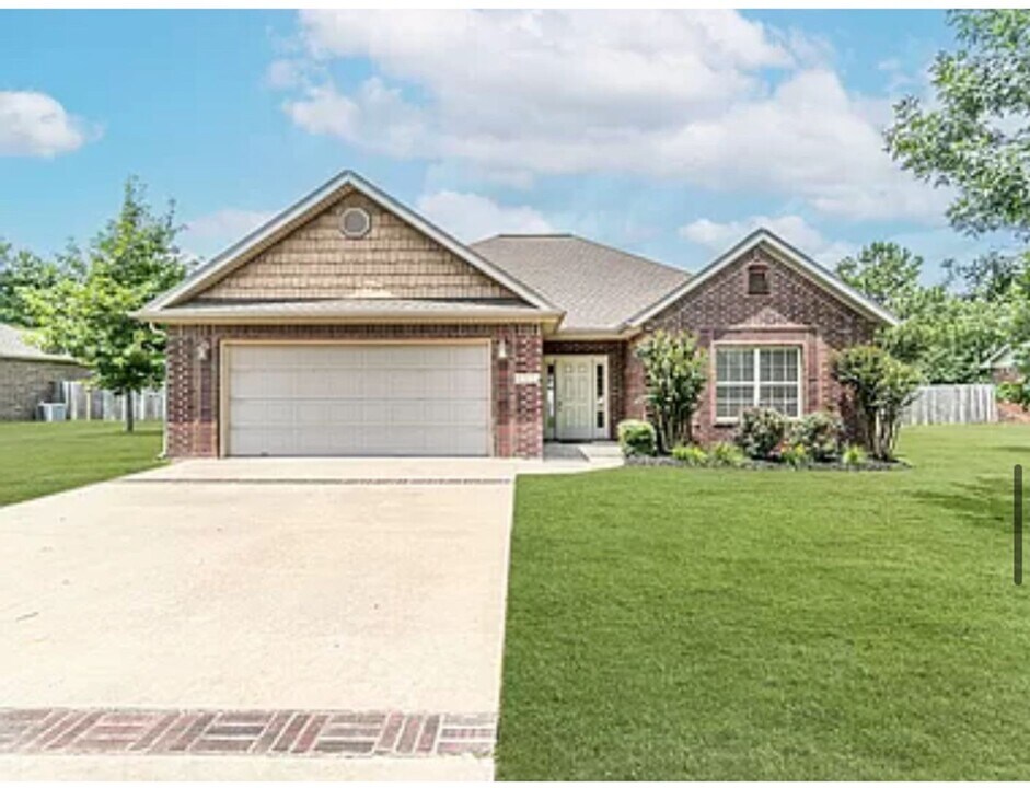 4100 W Chantilly Dr in Fayetteville, AR - Building Photo