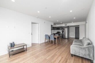 1450 S Barrington Ave in Los Angeles, CA - Foto de edificio - Interior Photo