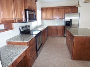 537 E Hall Ln in Savannah, GA - Foto de edificio - Building Photo